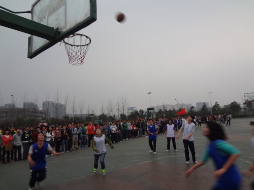 西华大学篮球赛汽车巾帼首战告捷3.jpg